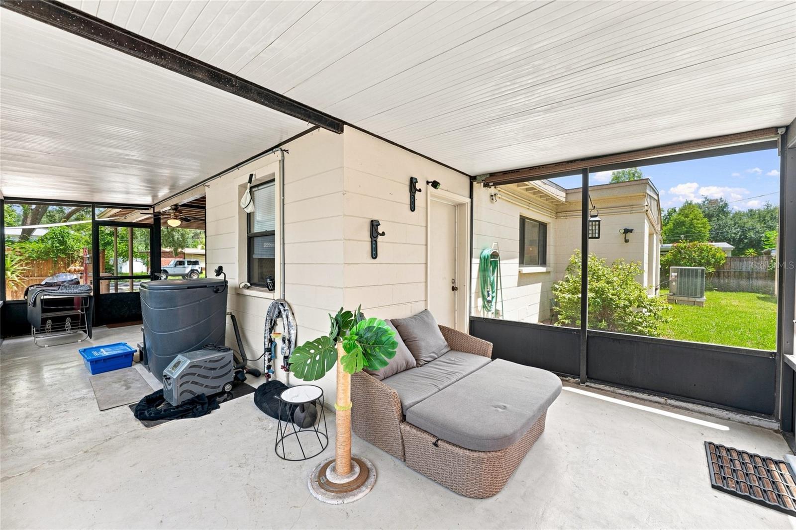 809 E RIVER DR