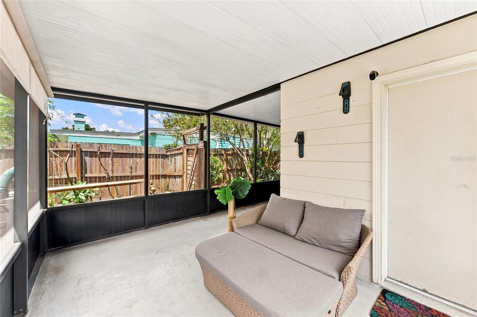 809 E RIVER DR