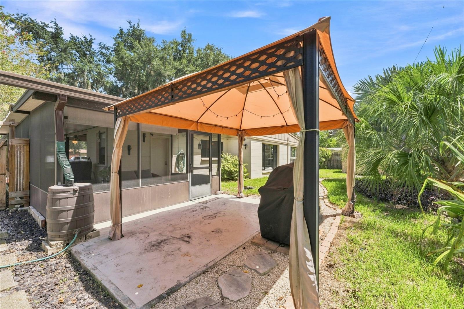 809 E RIVER DR