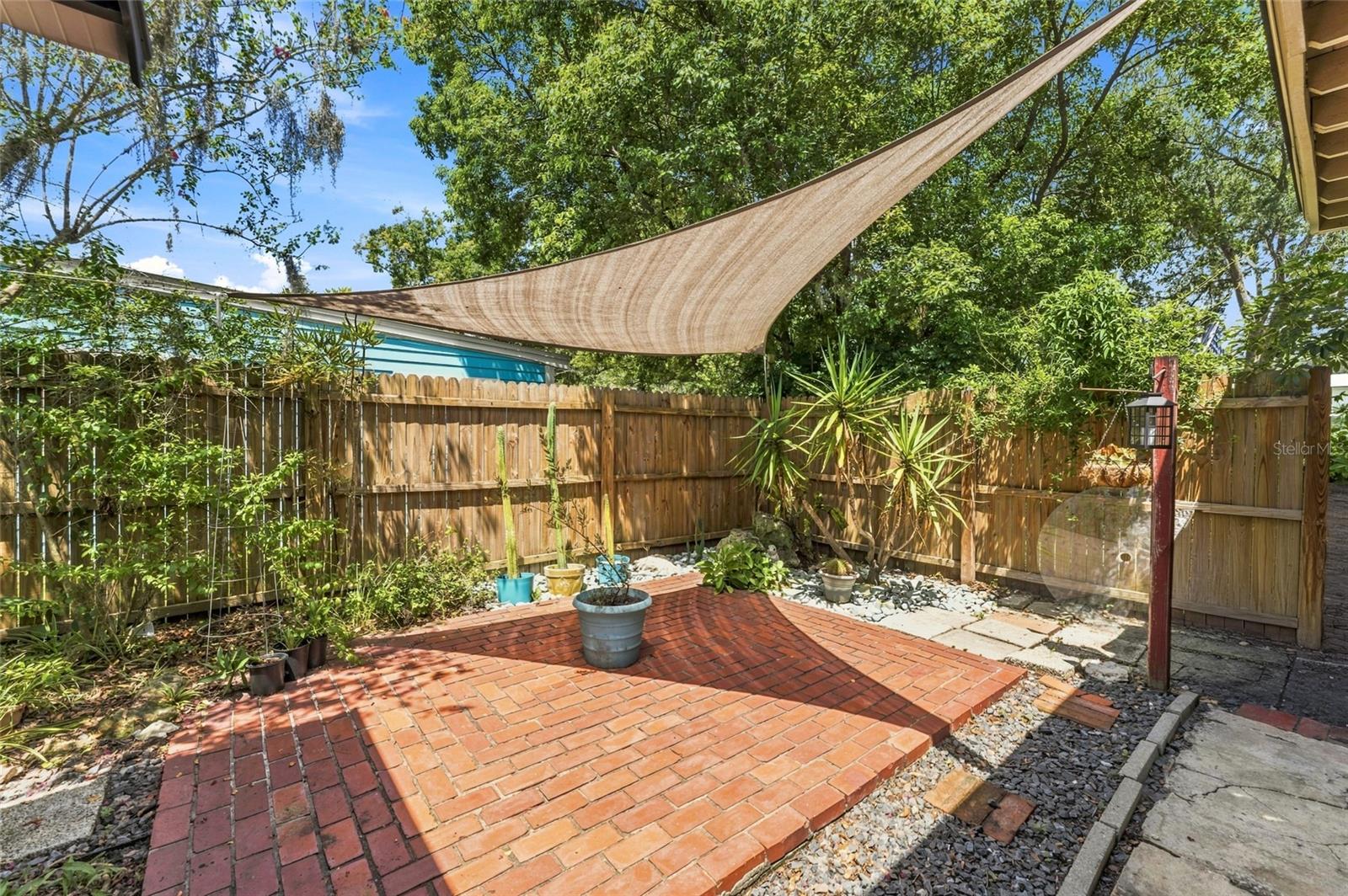 809 E RIVER DR