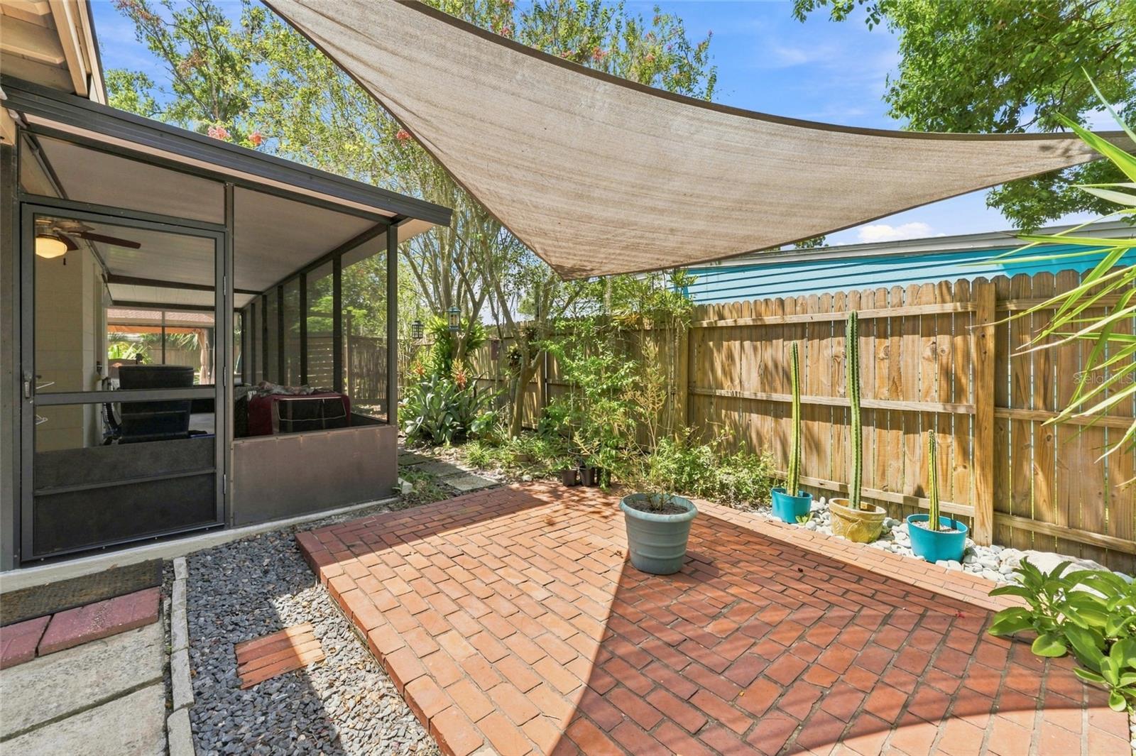 809 E RIVER DR
