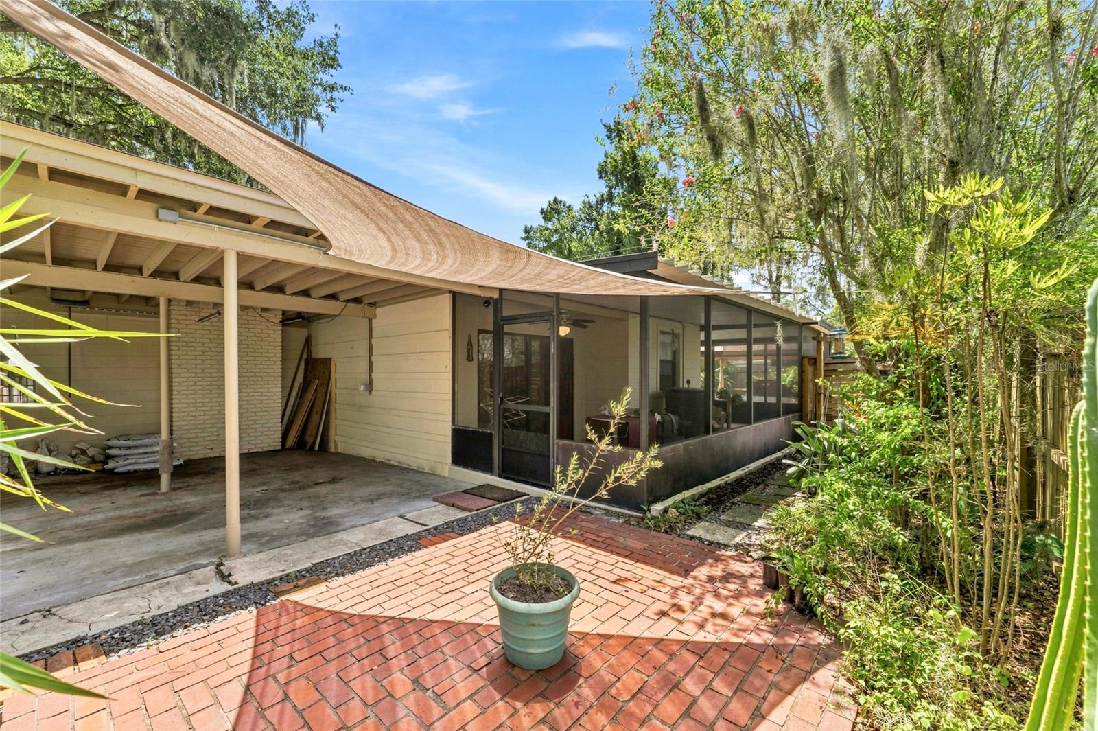 809 E RIVER DR