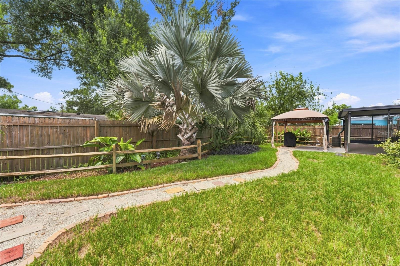 809 E RIVER DR