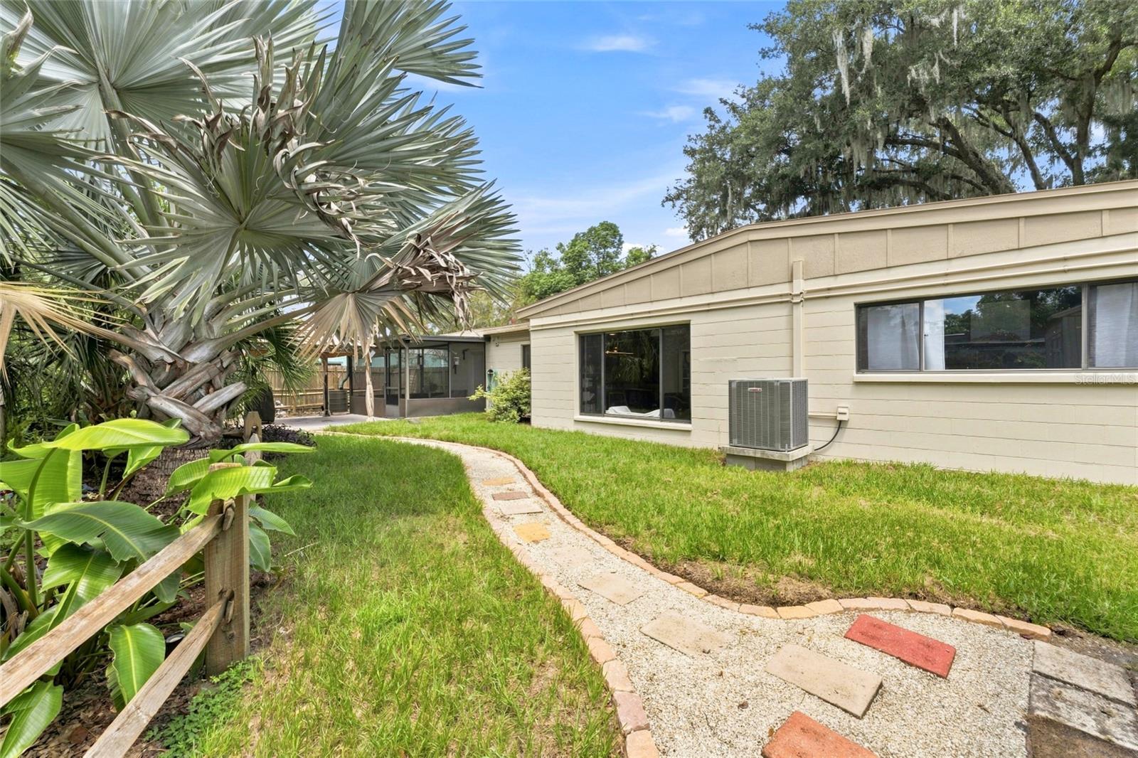 809 E RIVER DR