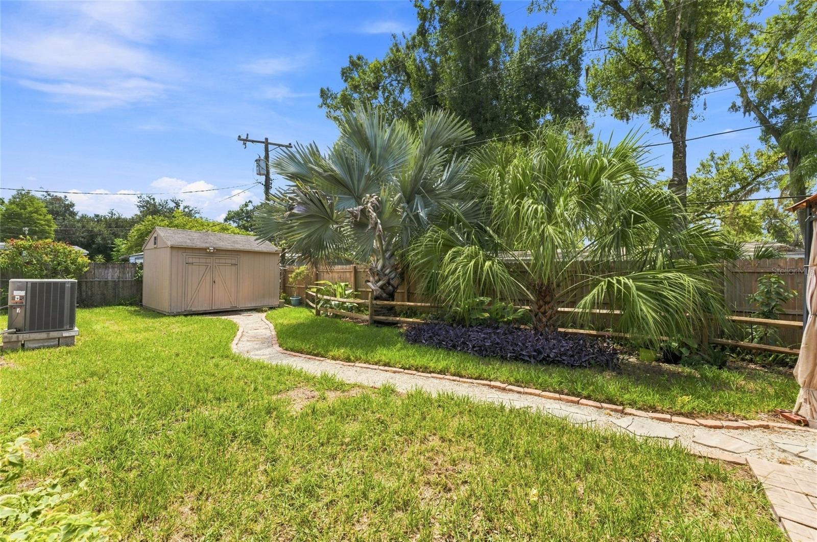 809 E RIVER DR