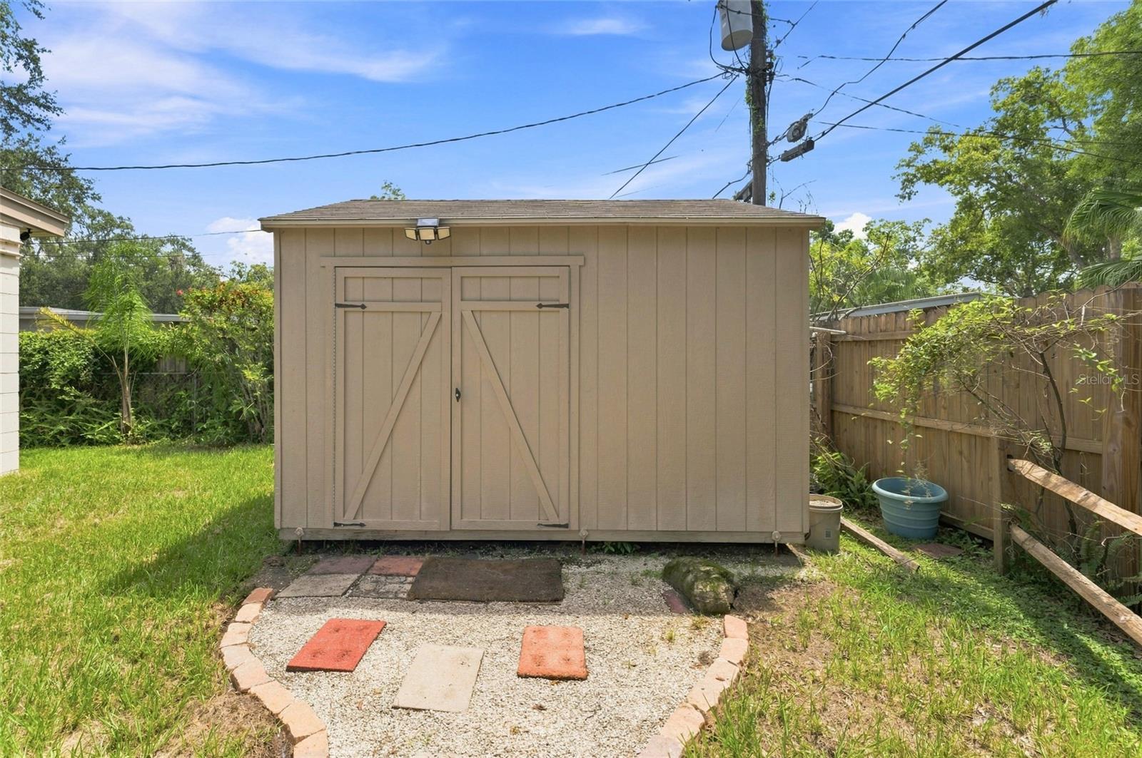 809 E RIVER DR