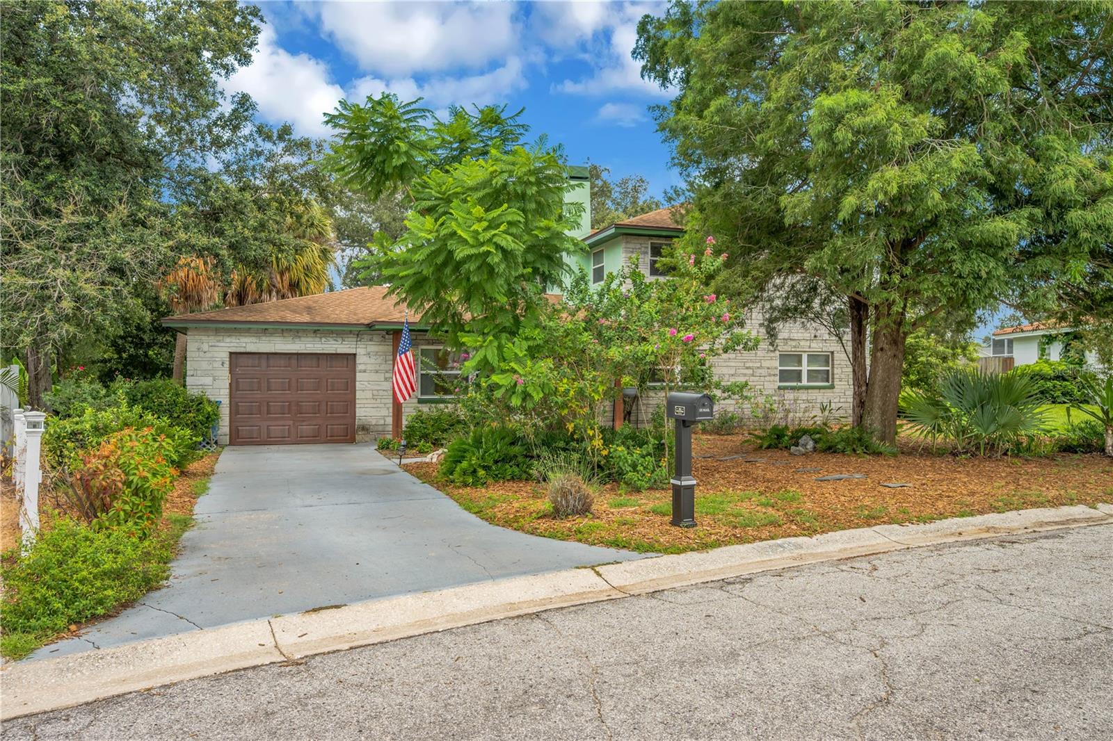1708 WOODBINE DR