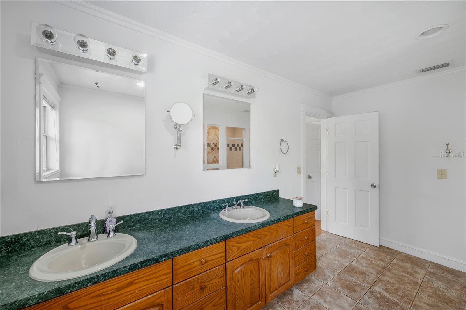 1708 WOODBINE DR