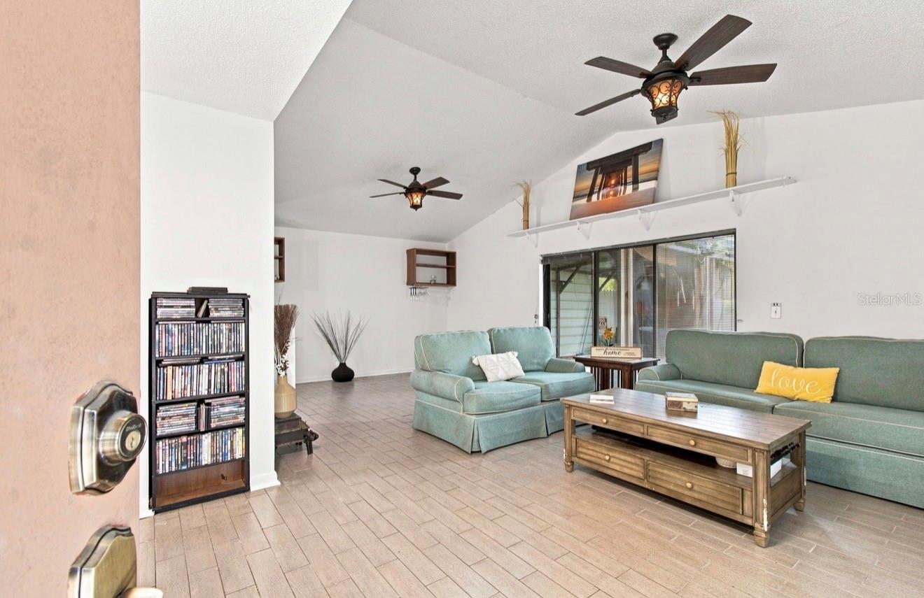 1932 GREGORY DR