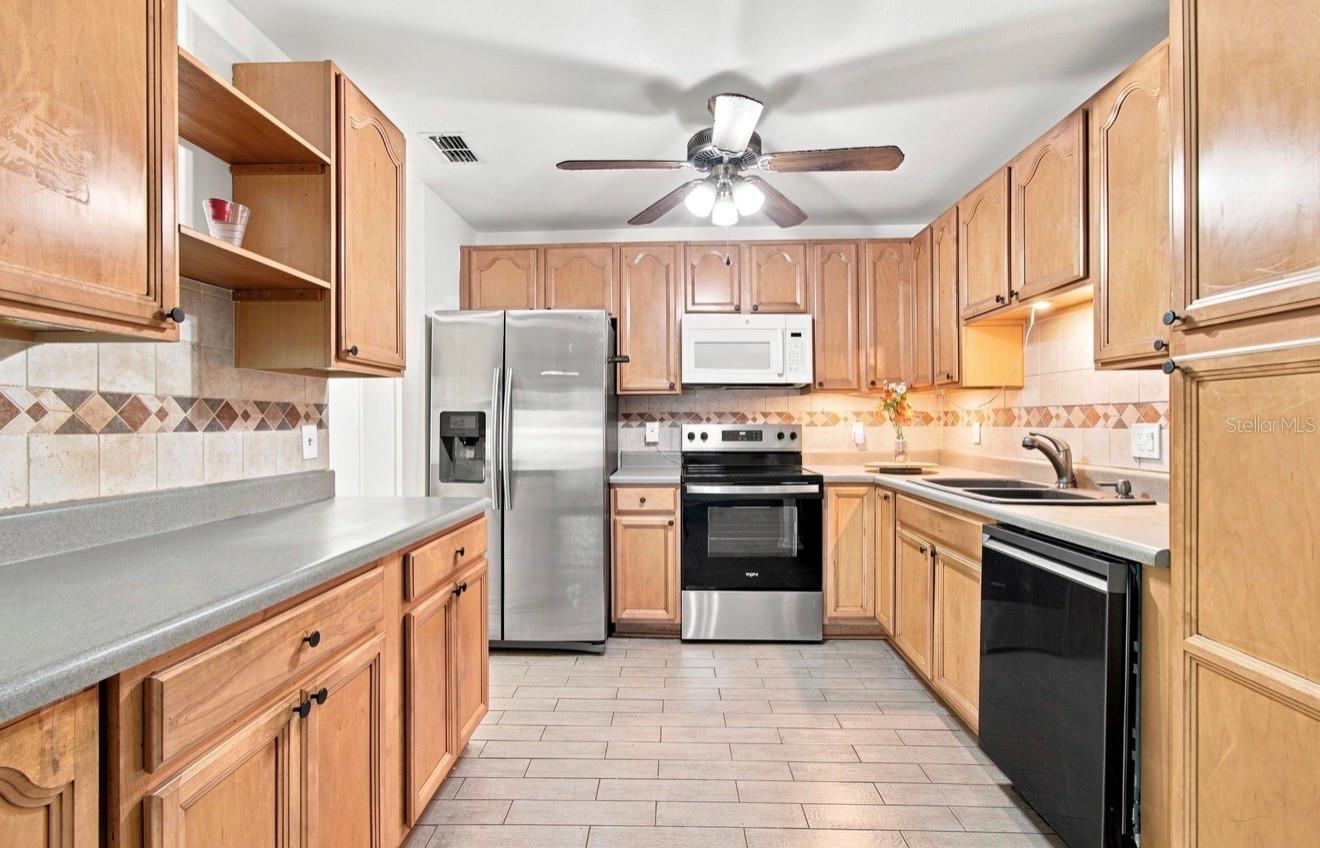 1932 GREGORY DR