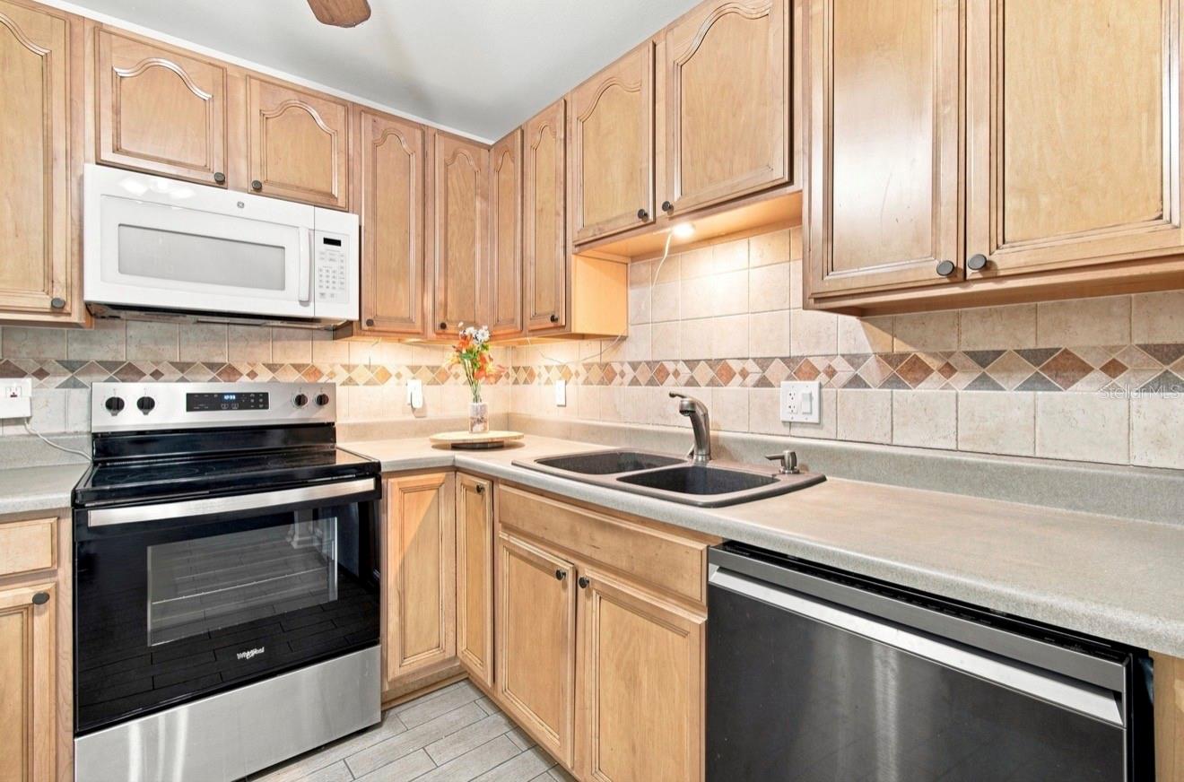 1932 GREGORY DR