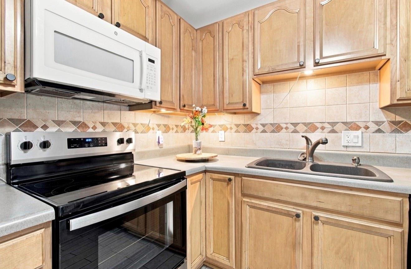 1932 GREGORY DR