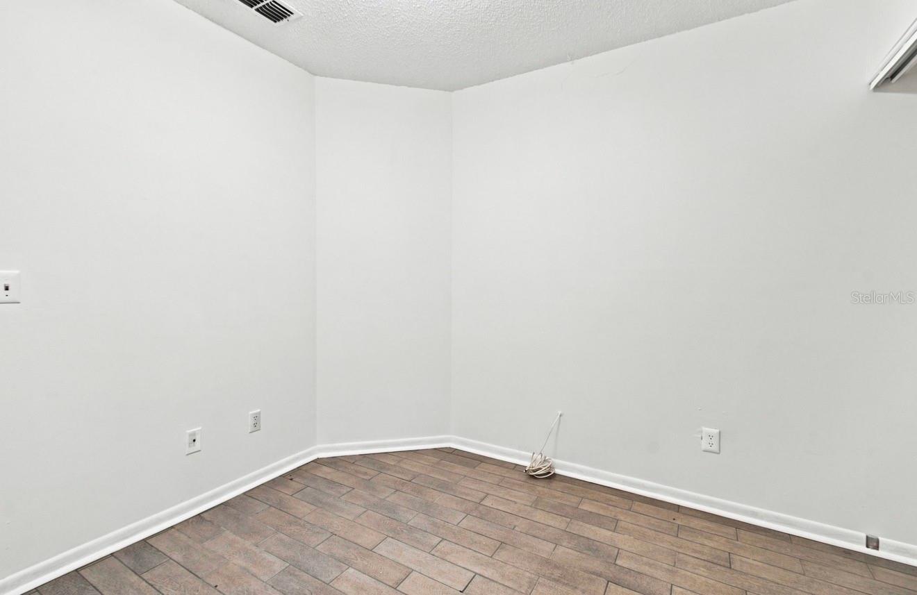1932 GREGORY DR