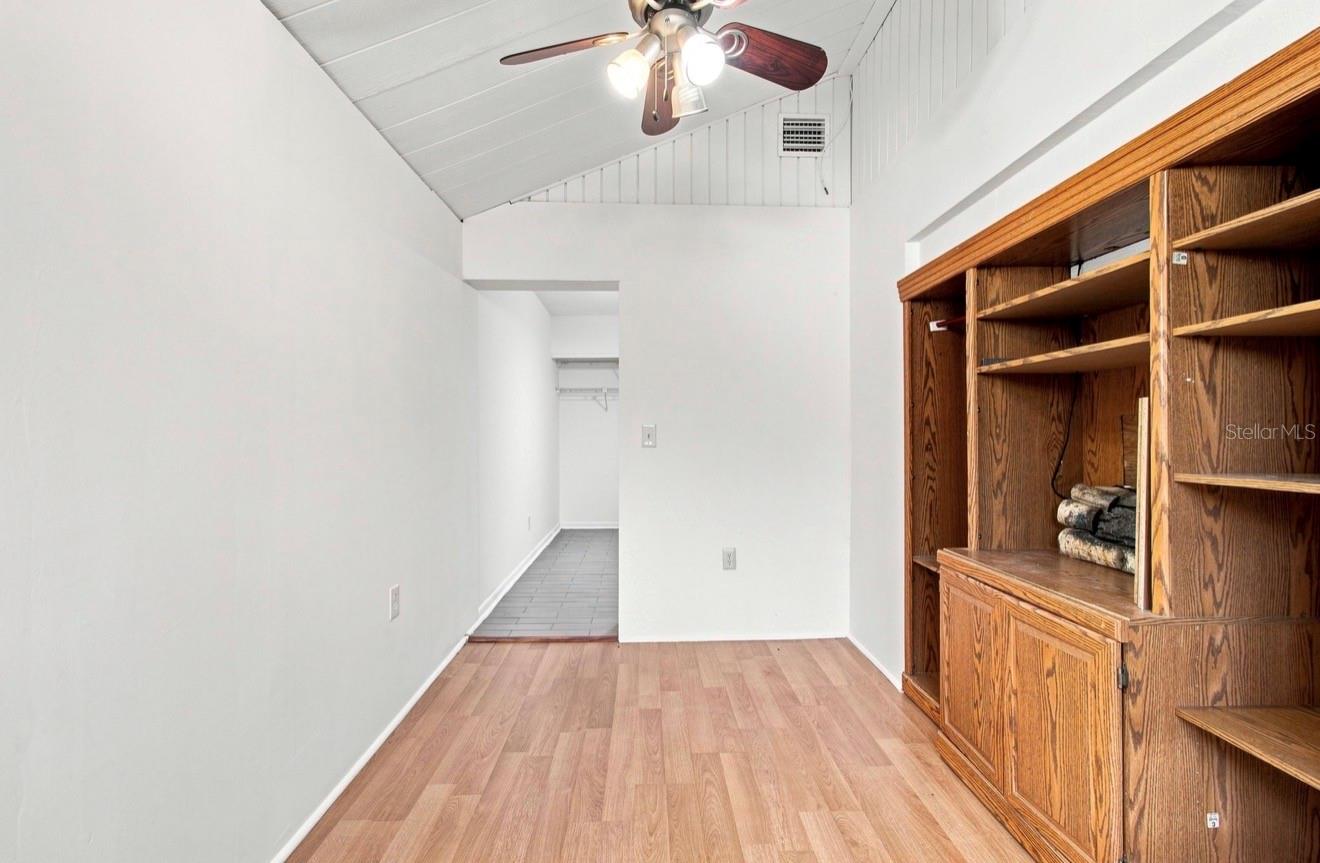 1932 GREGORY DR