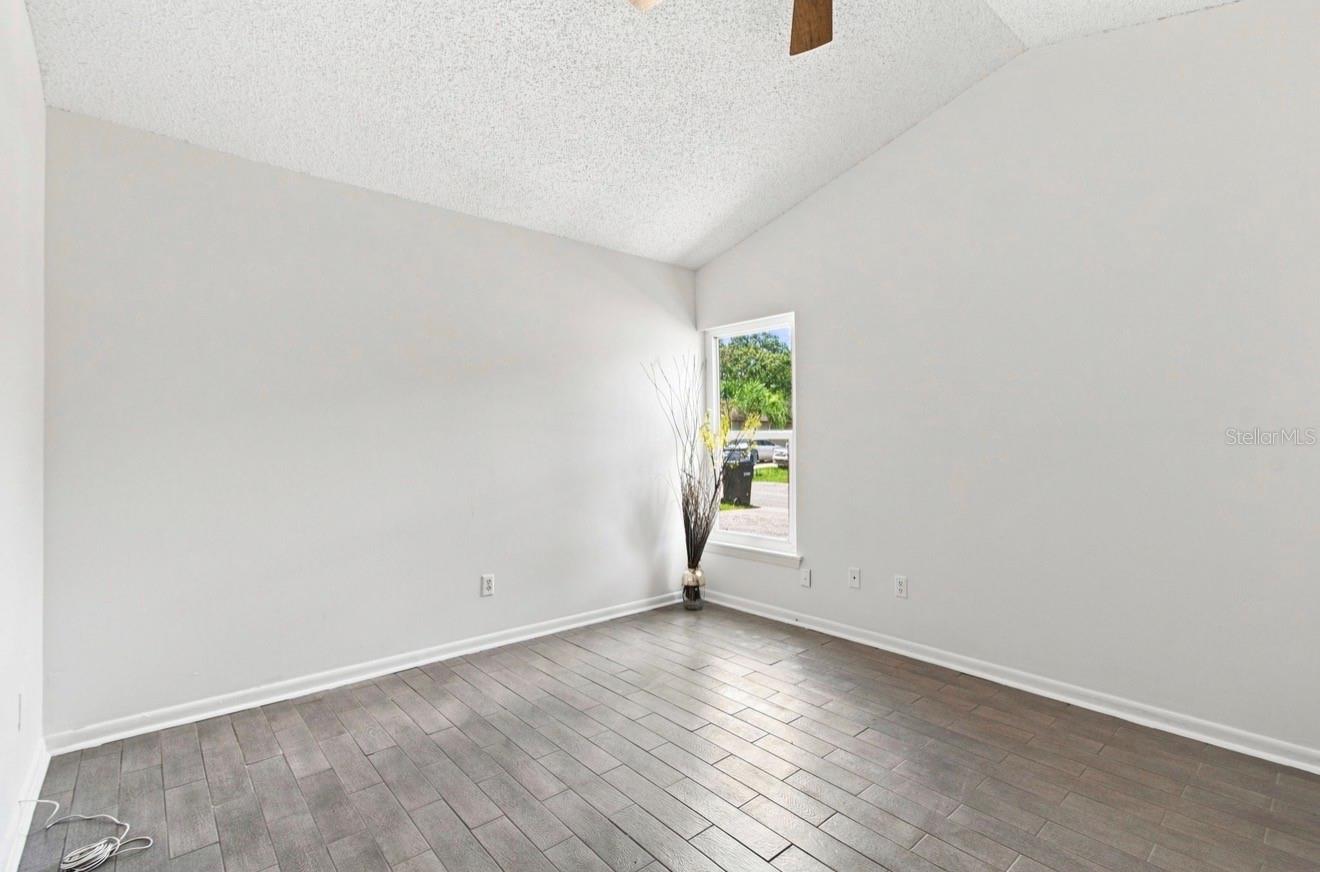 1932 GREGORY DR