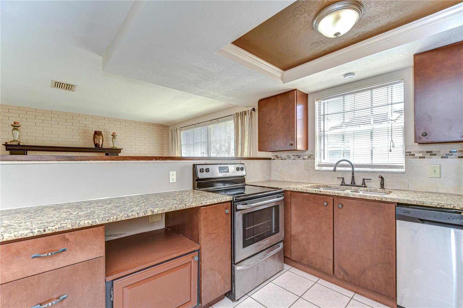 9826 ISLAND HARBOR DR