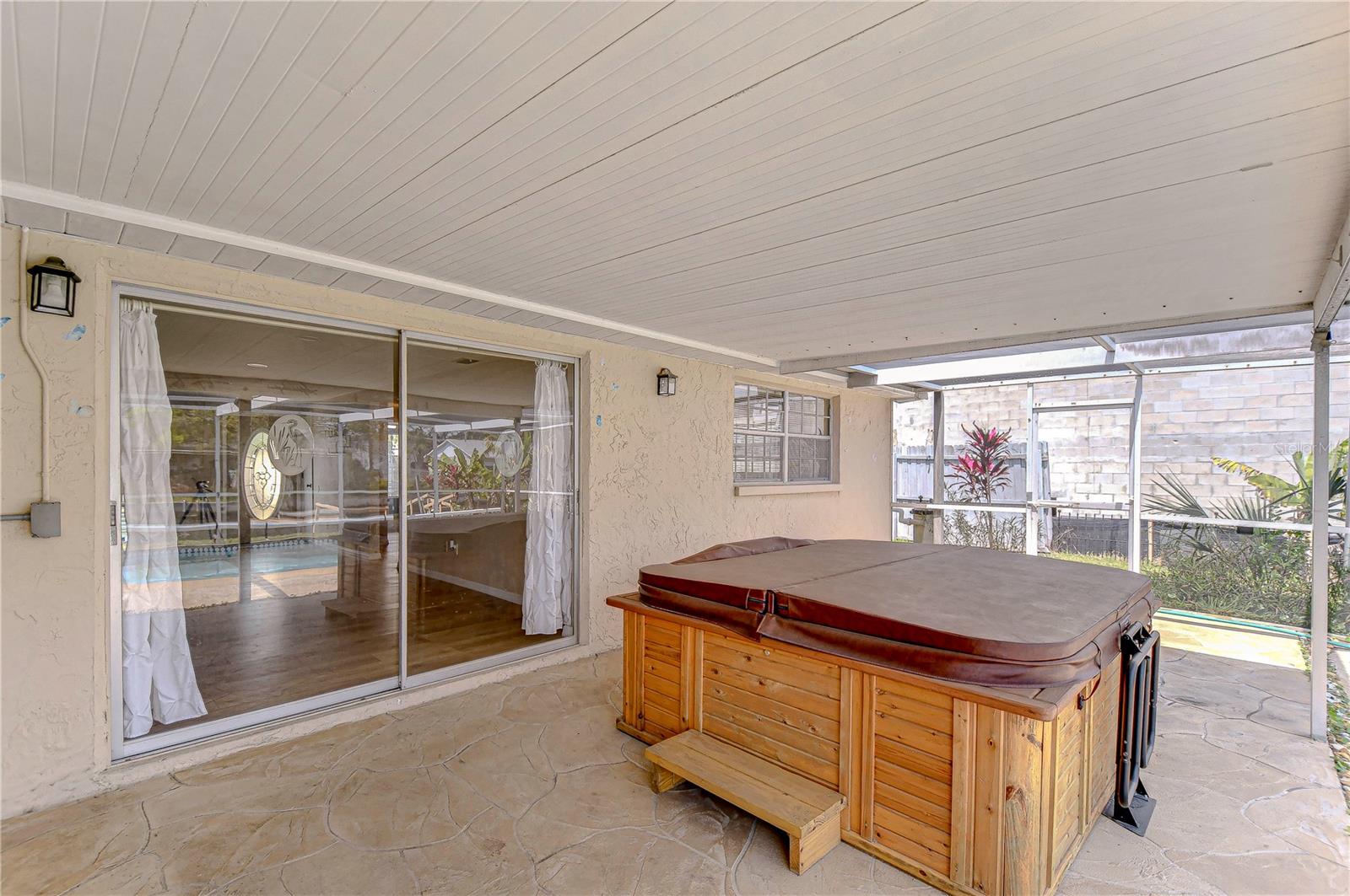 9826 ISLAND HARBOR DR