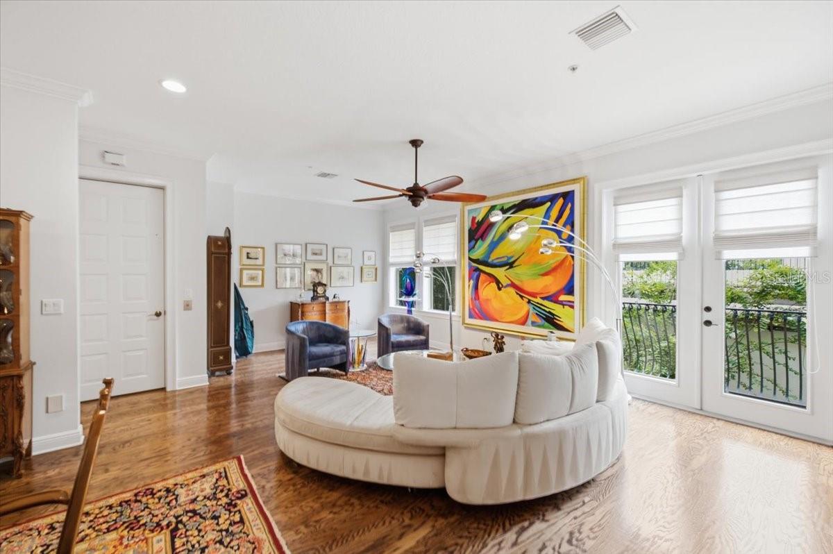 114 E DAVIS BLVD #8