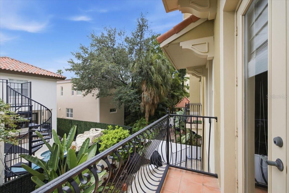 114 E DAVIS BLVD #8