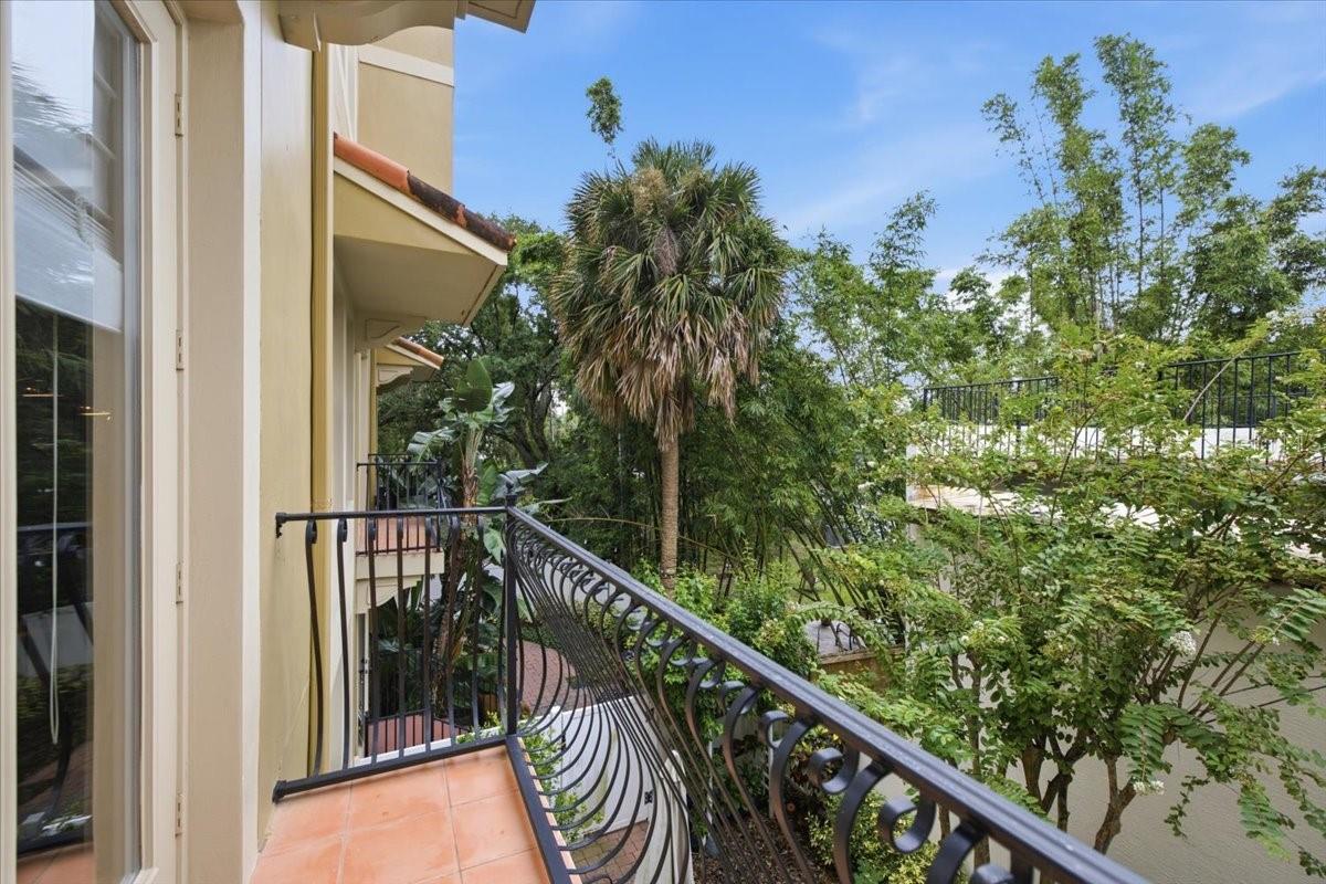114 E DAVIS BLVD #8