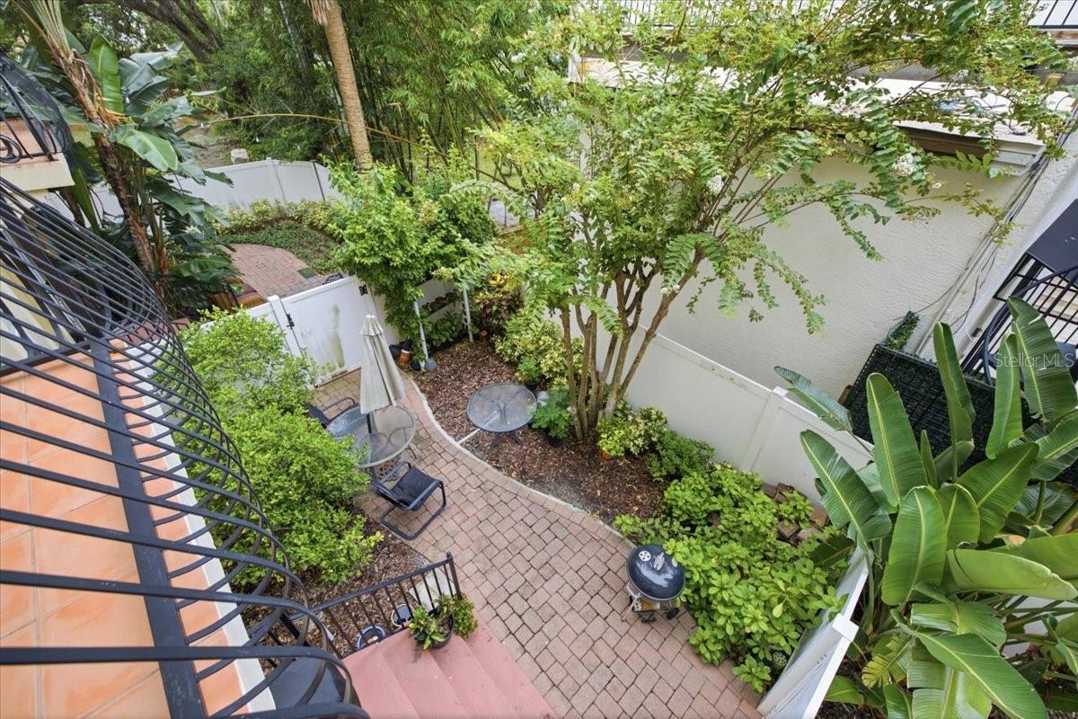 114 E DAVIS BLVD #8