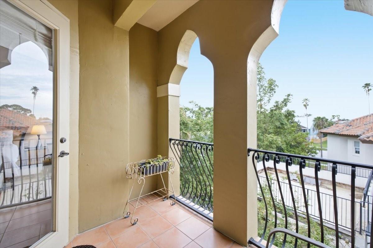 114 E DAVIS BLVD #8