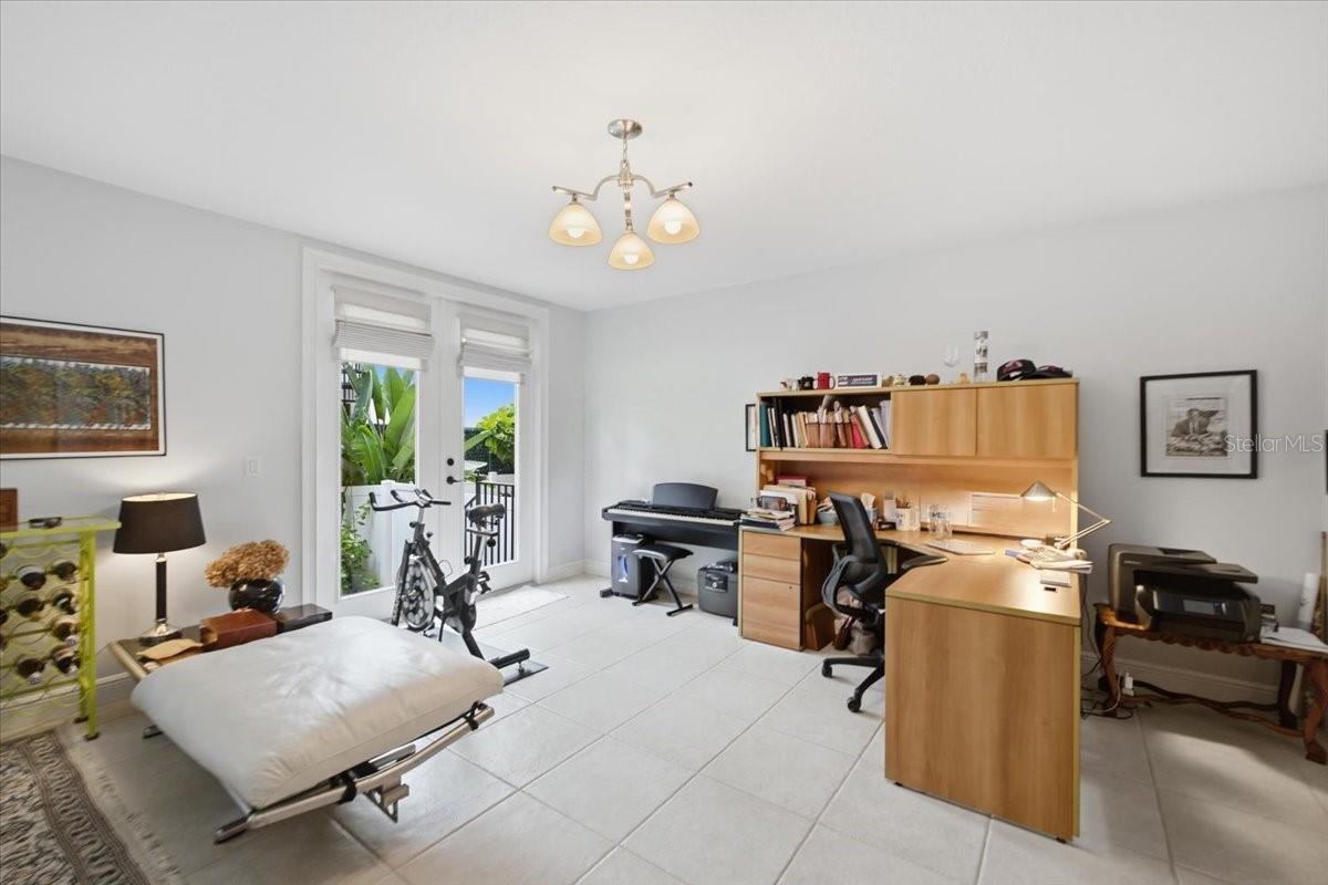 114 E DAVIS BLVD #8