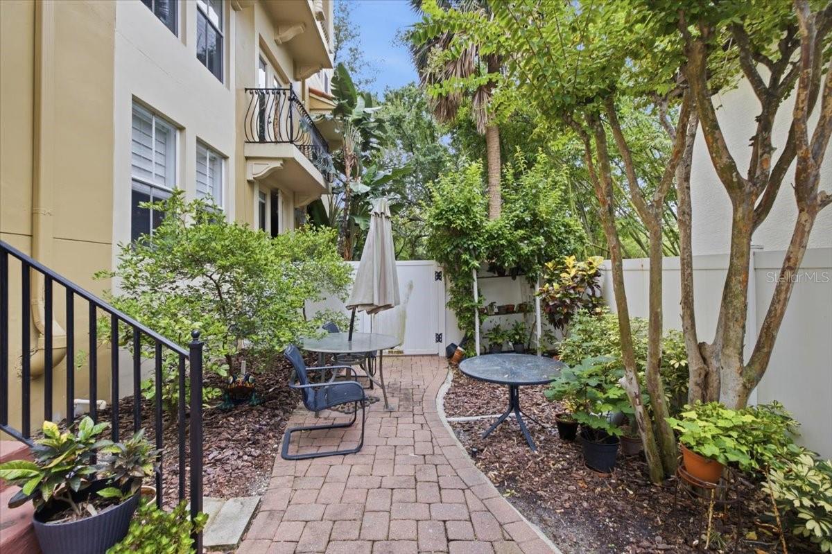 114 E DAVIS BLVD #8