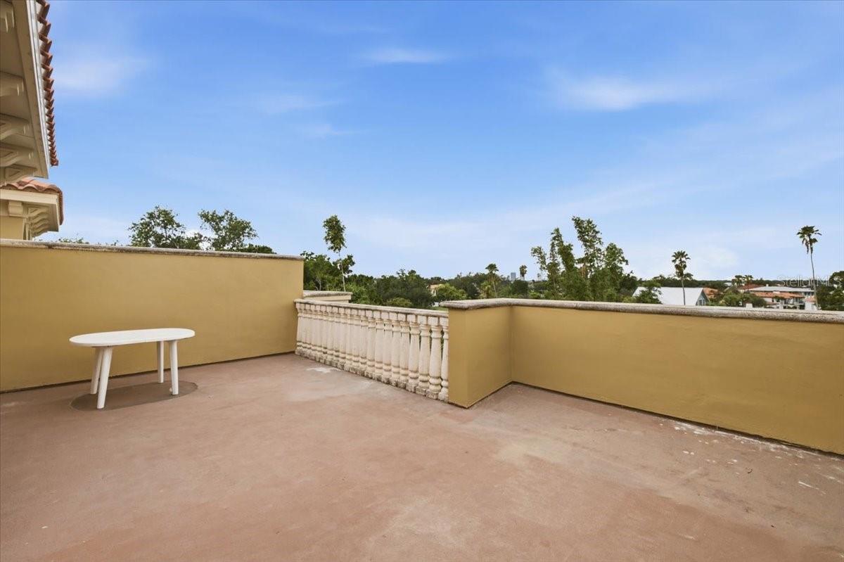 114 E DAVIS BLVD #8