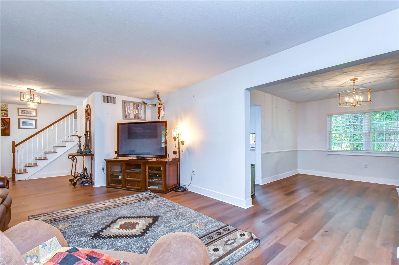 901 WOODVIEW DR