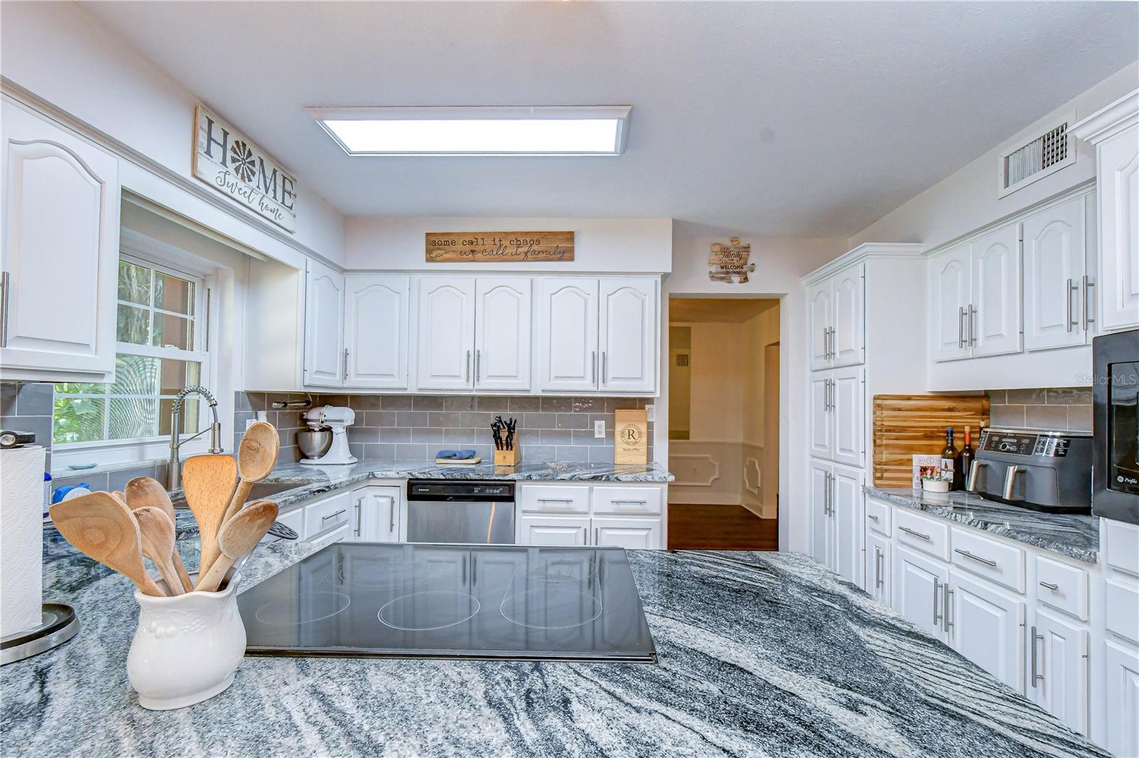 901 WOODVIEW DR