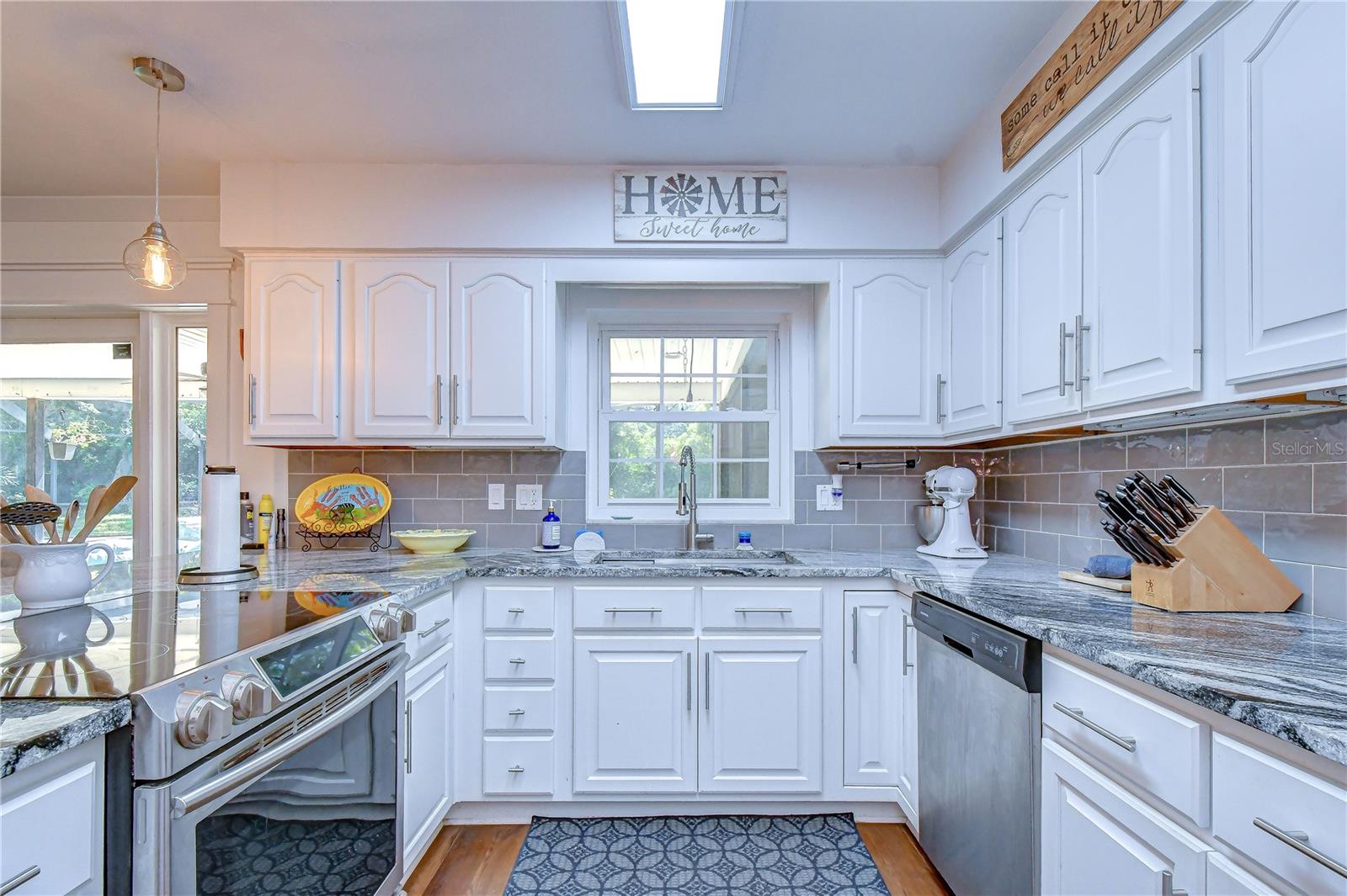 901 WOODVIEW DR
