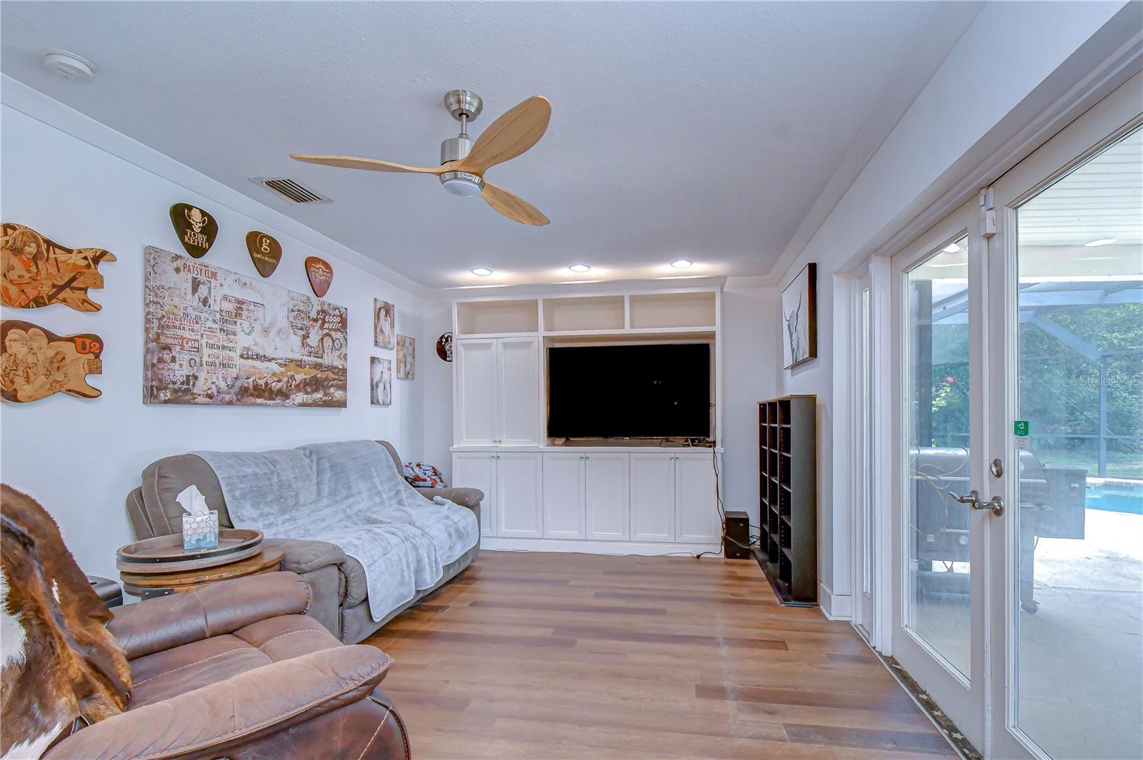 901 WOODVIEW DR