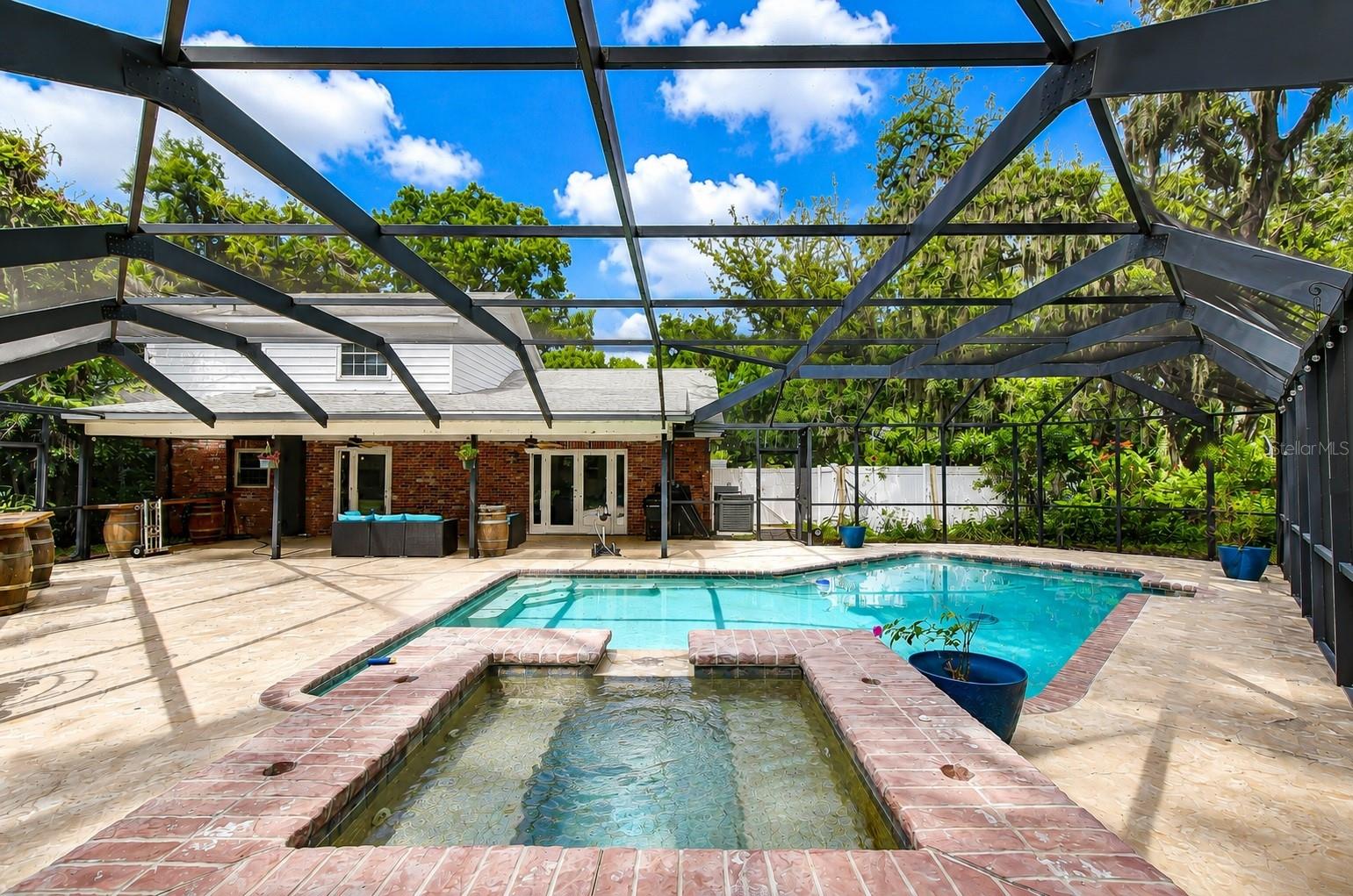 901 WOODVIEW DR