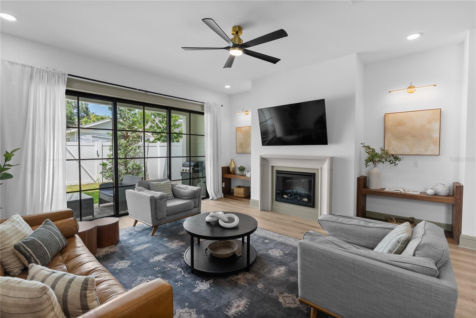 417 W ROSS AVE #2