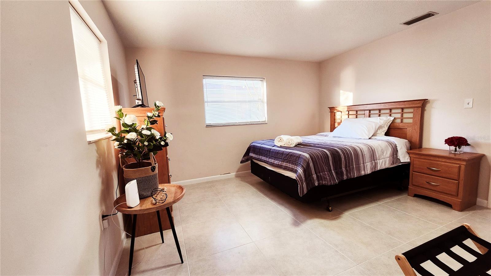 9709 LAKESIDE LN