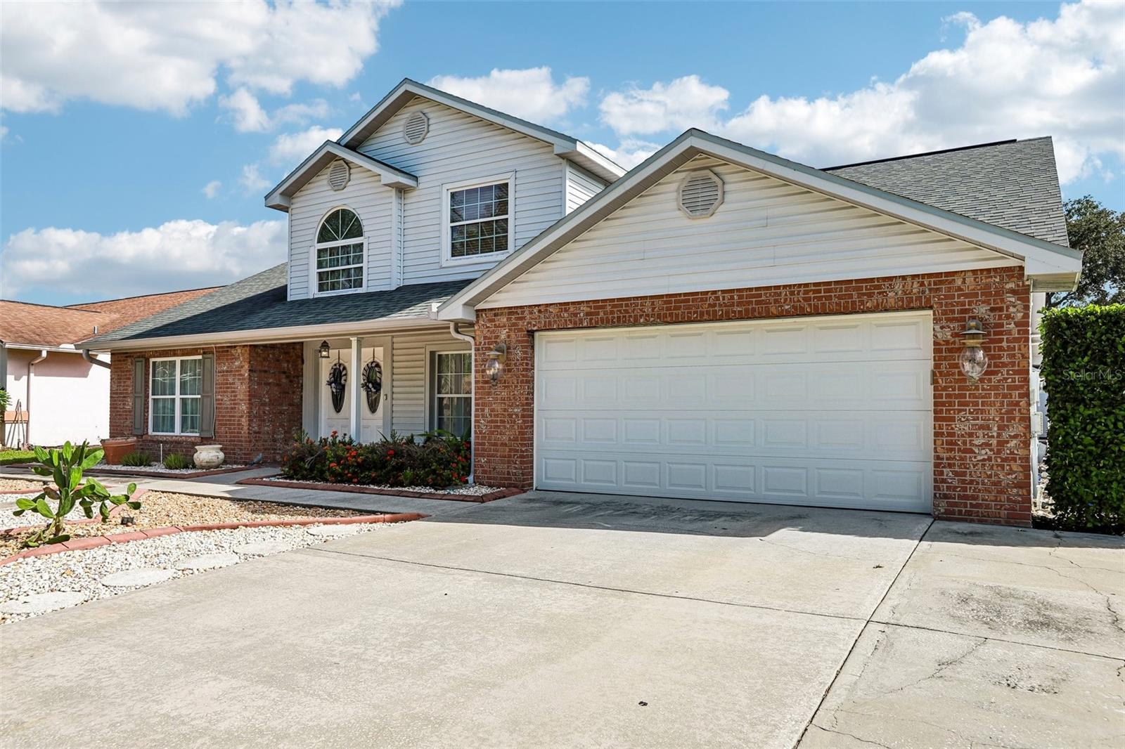 1424 DUMONT DR