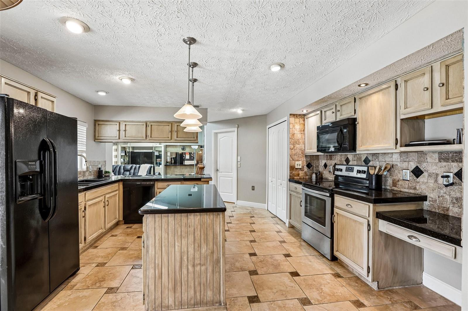1424 DUMONT DR
