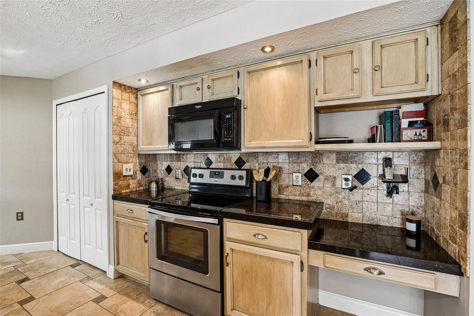 1424 DUMONT DR