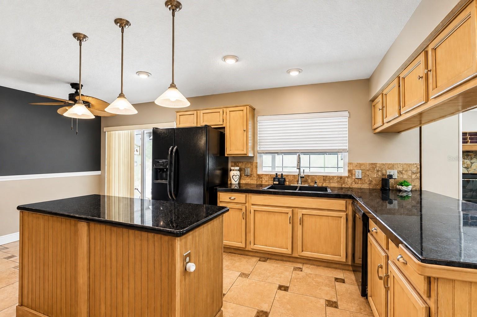 1424 DUMONT DR