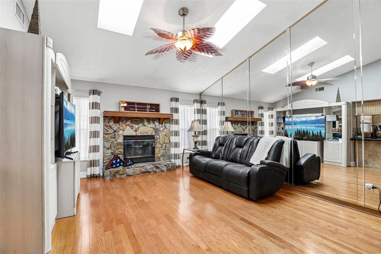 1424 DUMONT DR
