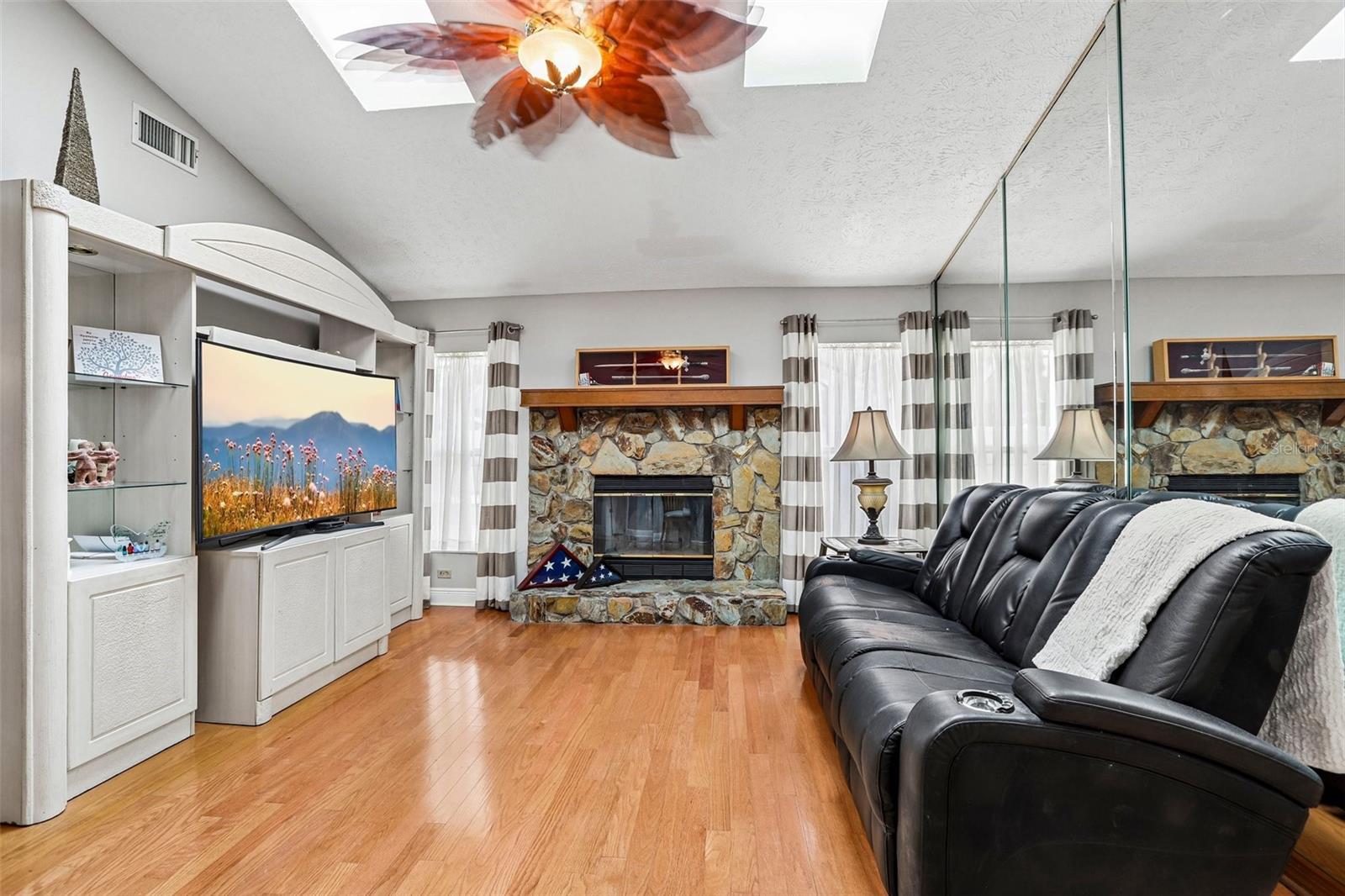 1424 DUMONT DR