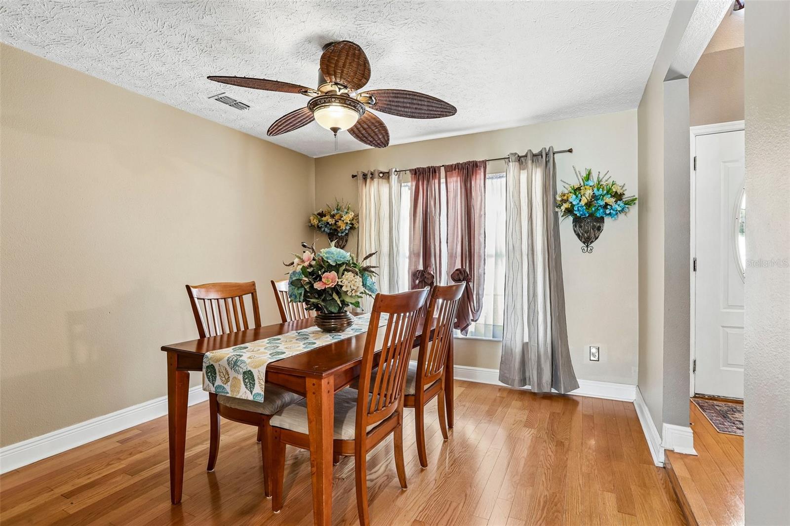 1424 DUMONT DR