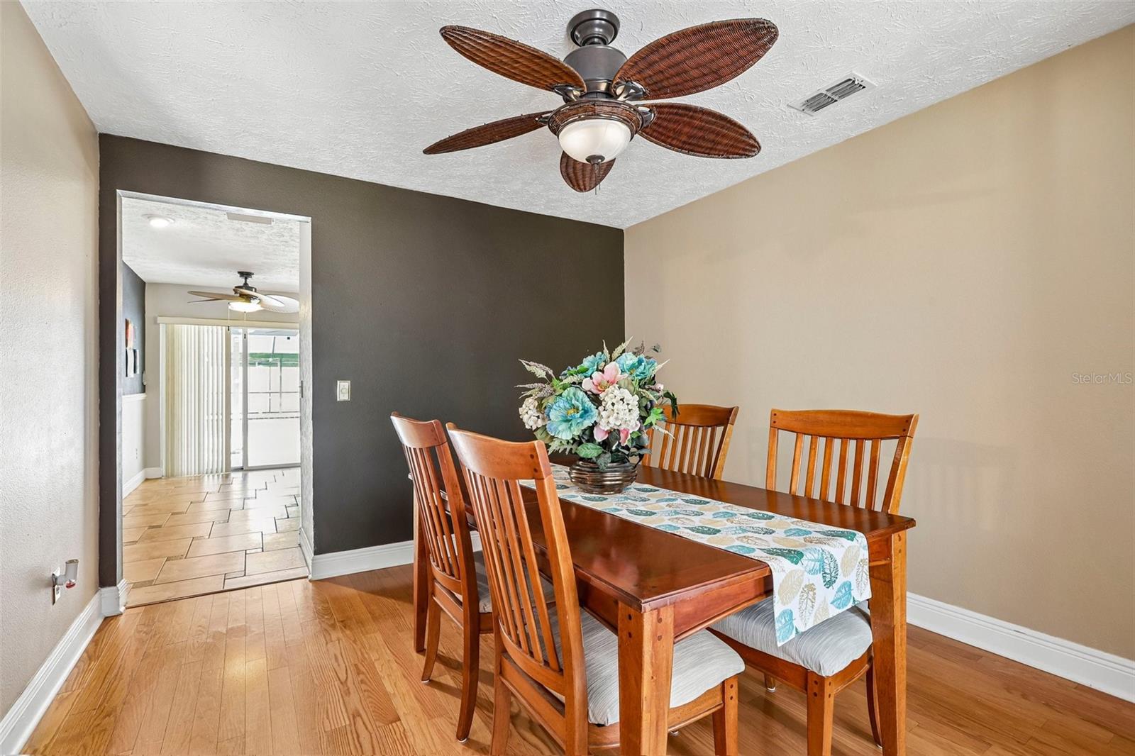 1424 DUMONT DR
