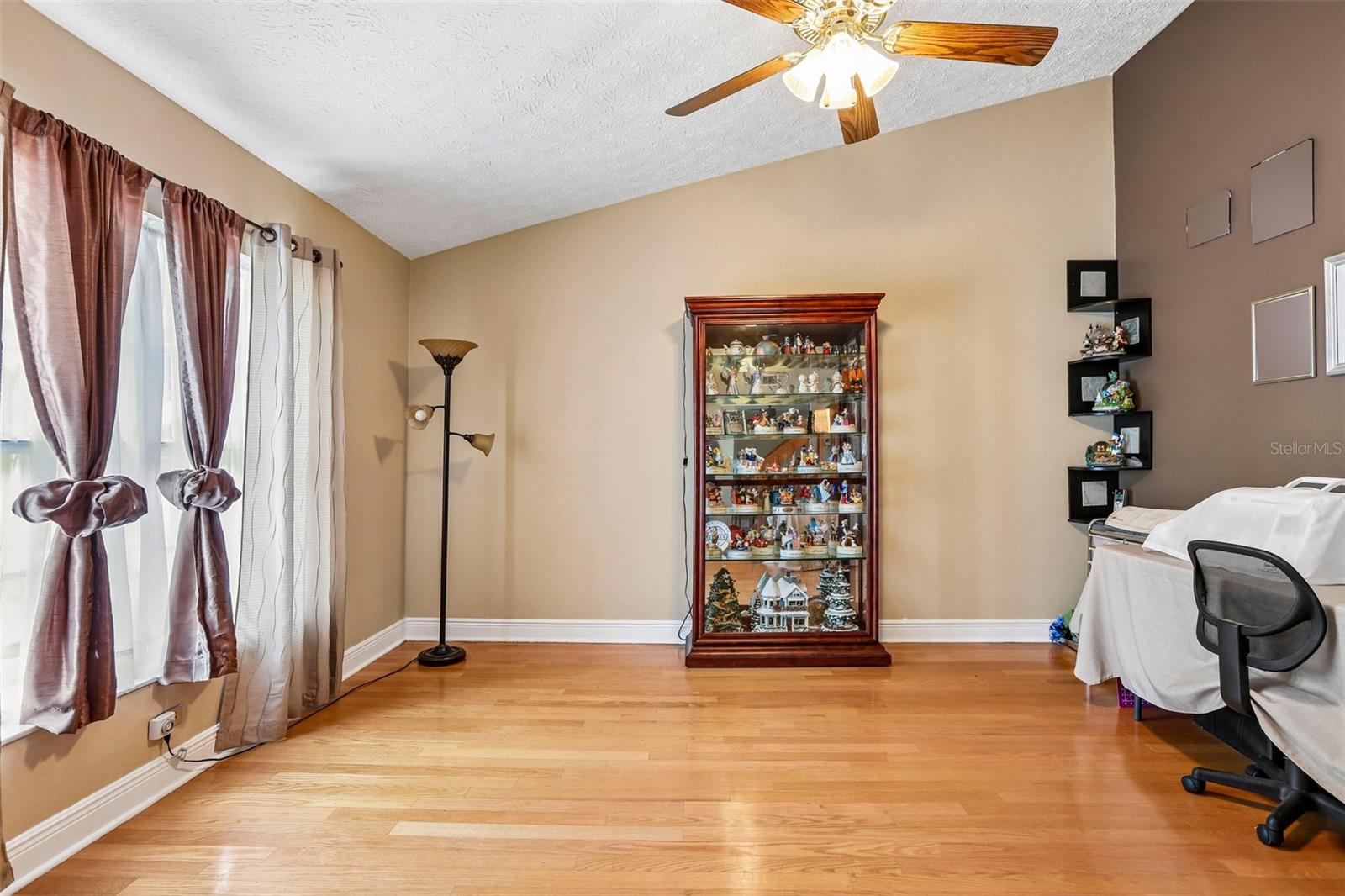 1424 DUMONT DR