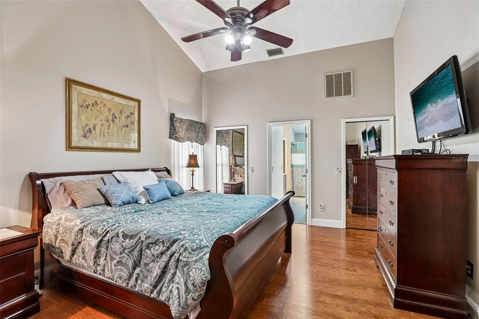1424 DUMONT DR