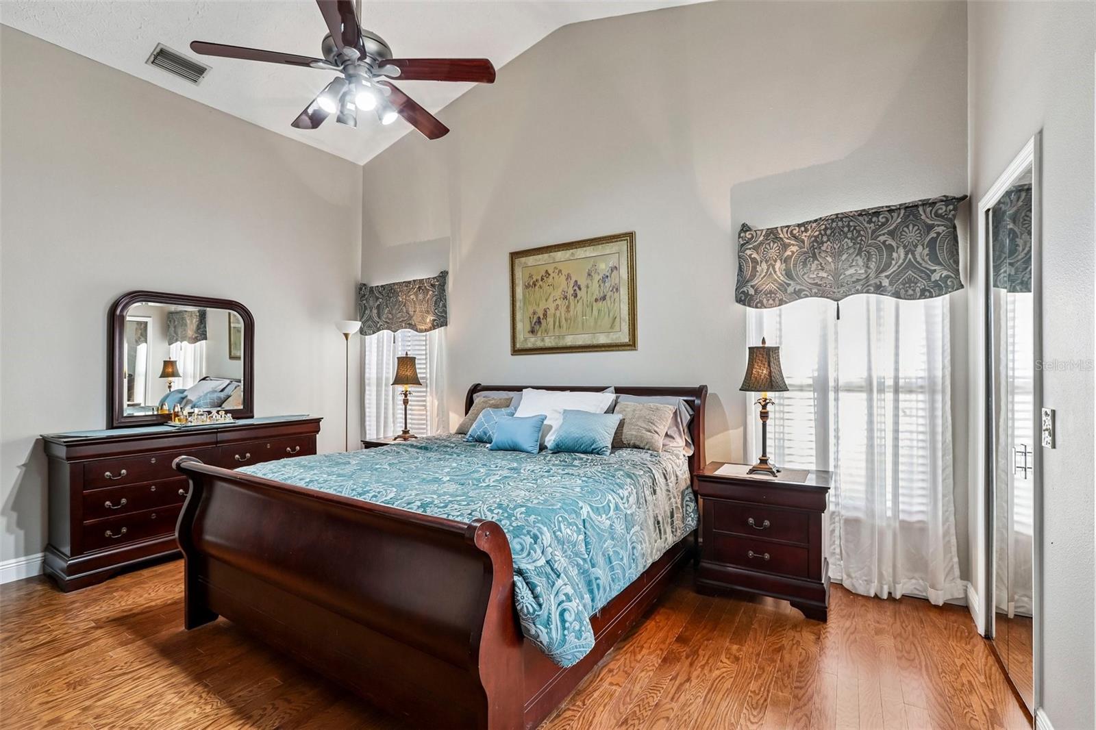 1424 DUMONT DR