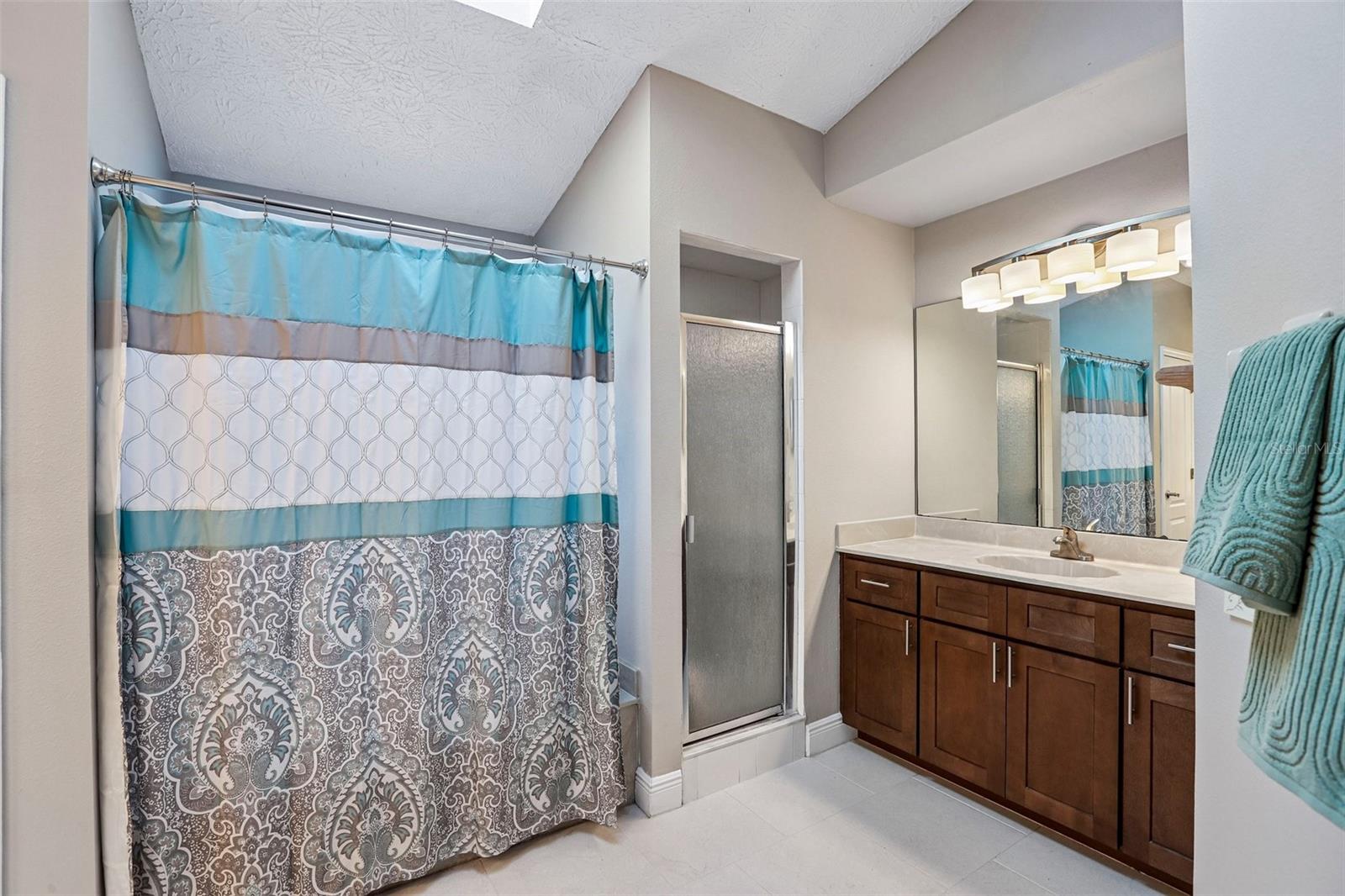 1424 DUMONT DR