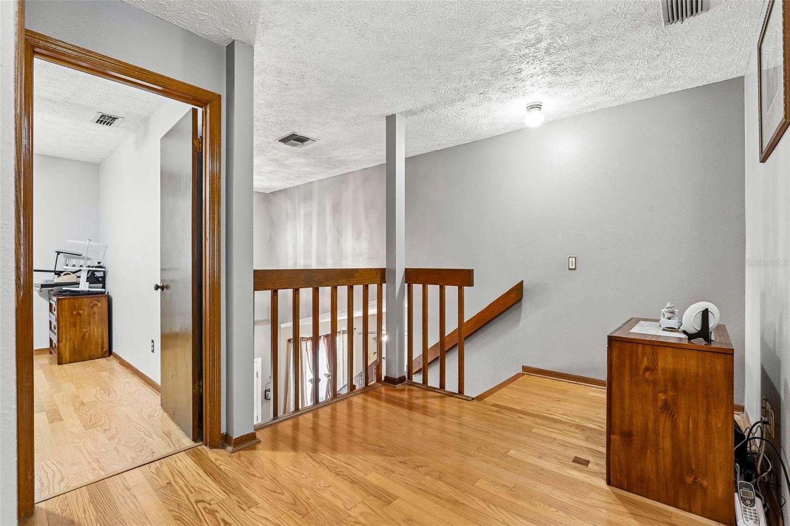 1424 DUMONT DR
