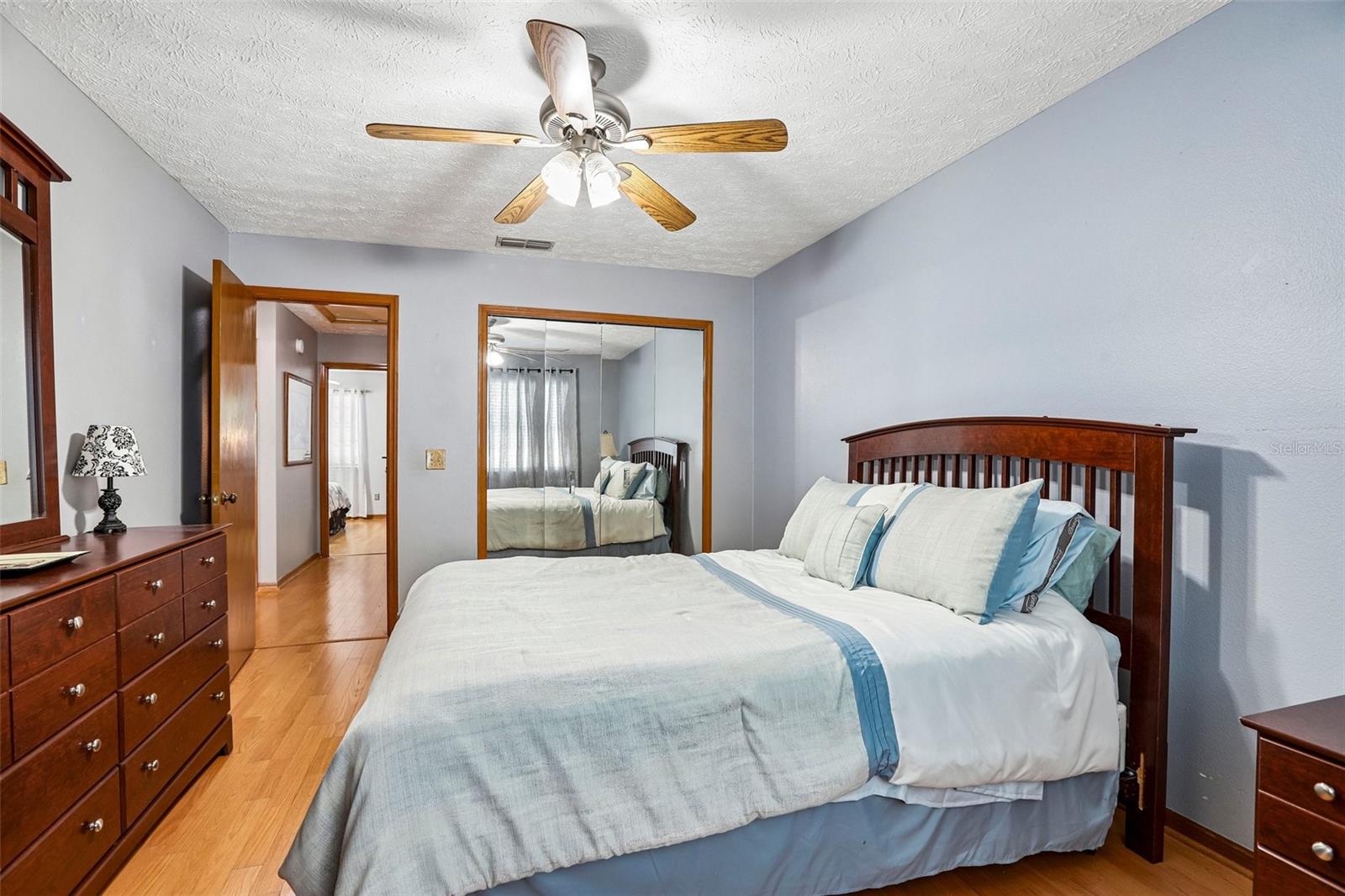 1424 DUMONT DR